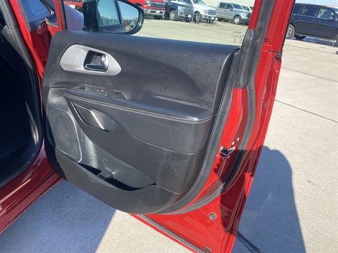 Used 2025 Chrysler Pacifica Limited image 7