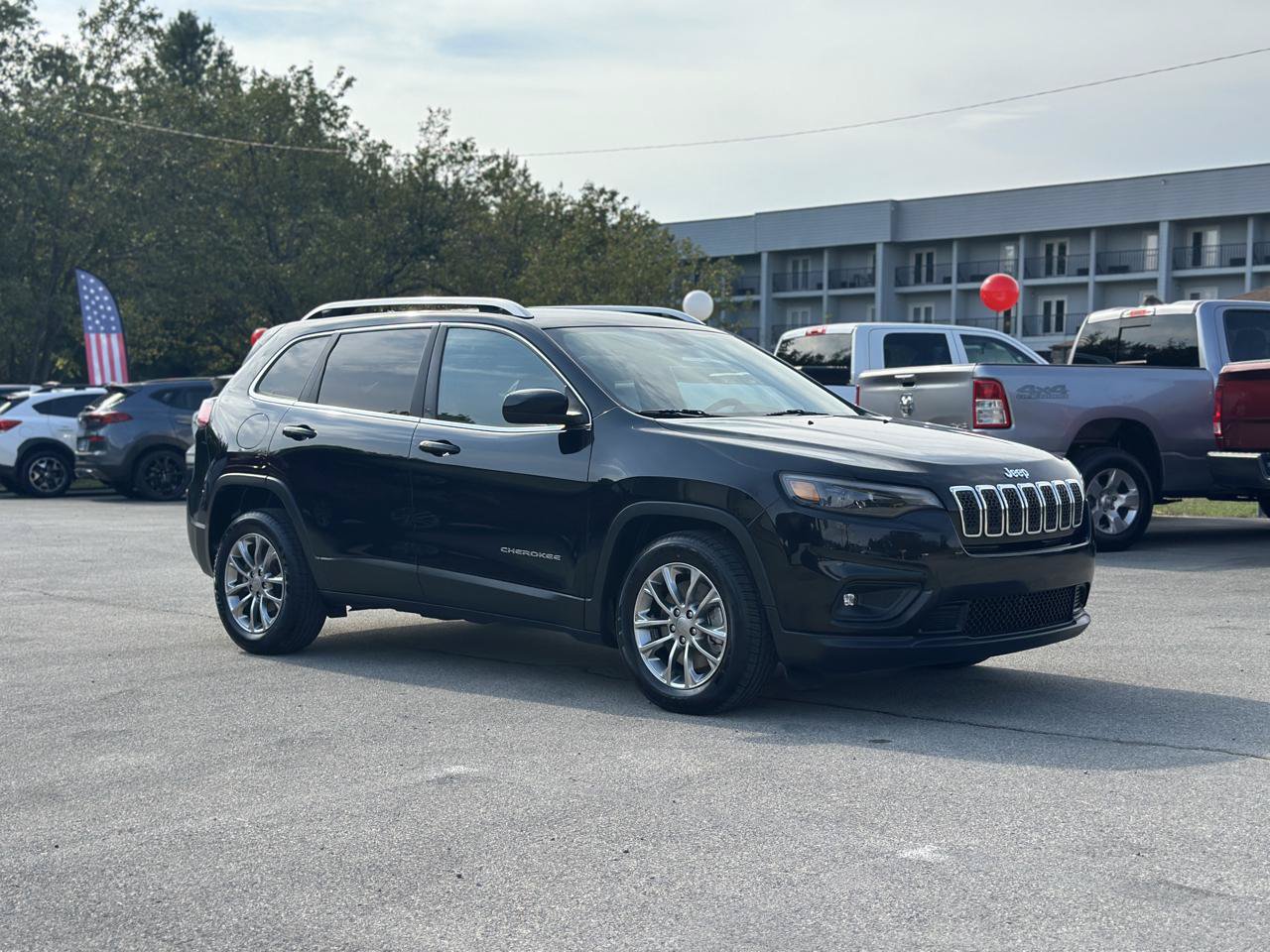 Used 2019 Jeep Cherokee Latitude Plus w/ Comfort/Convenience Group FWD image 4