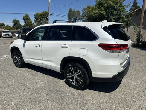 Used 2017 Toyota Highlander Plus FWD image 6