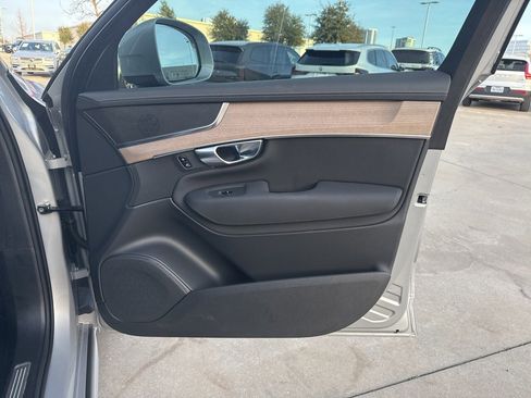 Used 2025 Volvo XC90 B6 Plus image 10