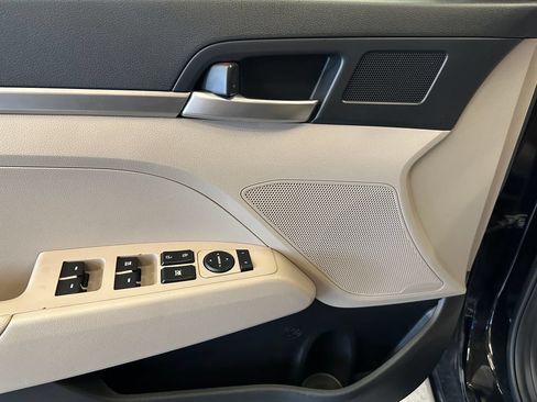 Used 2020 Hyundai Elantra SE FWD image 19