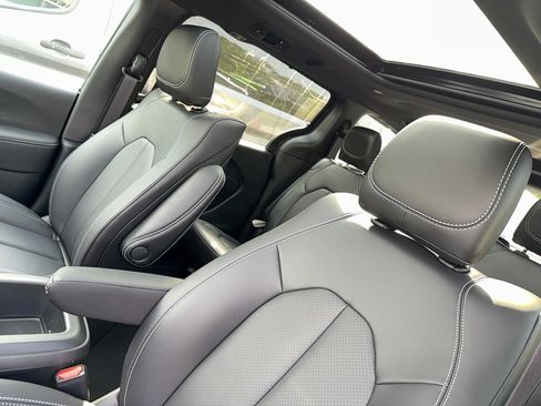 New 2026 Chrysler Pacifica Select image 7