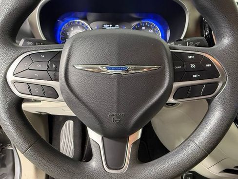 Used 2018 Chrysler Pacifica L FWD image 18