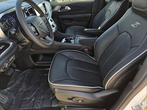 New 2026 Chrysler Pacifica Limited w/ S Appearance Package image 18