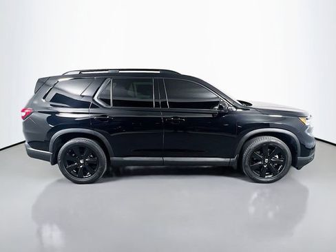 Certified 2025 Honda Pilot Black Edition image 8