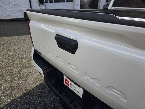 Certified 2025 Toyota Tacoma SR5 AWD/4WD image 17