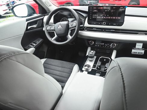 New 2025 Mitsubishi Outlander SE image 30