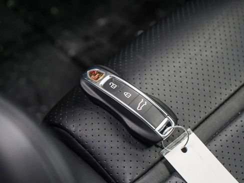 Used 2022 Porsche Cayenne image 27