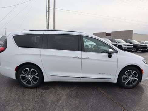 New 2026 Chrysler Pacifica Pinnacle image 3