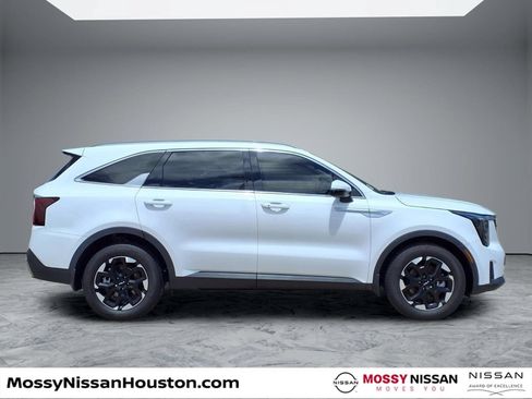 Used 2025 Kia Sorento S FWD image 8