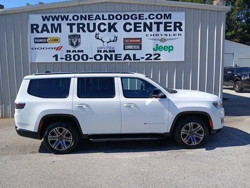 Used 2024 Jeep Wagoneer Series II AWD/4WD image 2