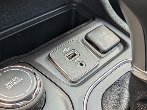Used 2019 Jeep Cherokee Latitude Plus AWD/4WD image 31