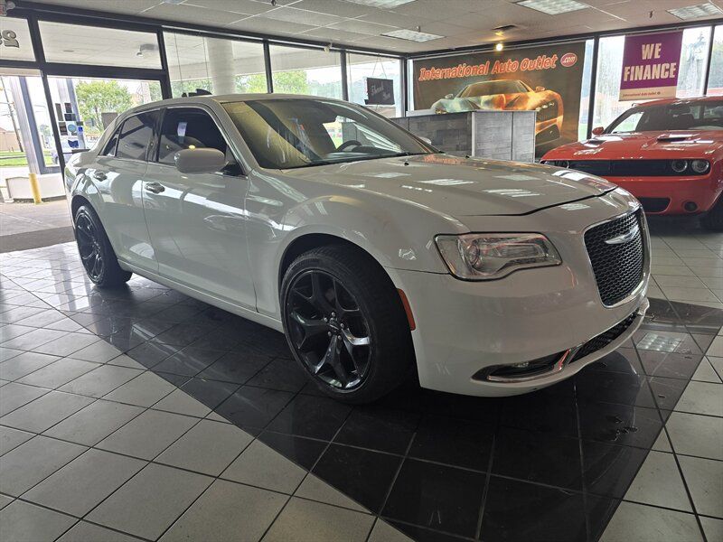 Used 2019 Chrysler 300 Touring w/ Driver Convenience Group AWD/4WD image 4