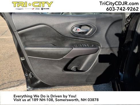 Used 2019 Jeep Cherokee Latitude Plus w/ Comfort/Convenience Group image 17