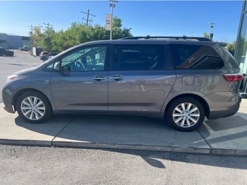 Used 2017 Toyota Sienna XLE AWD/4WD image 4