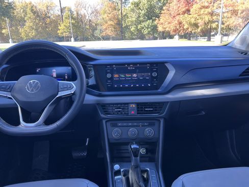 Certified 2022 Volkswagen Taos SE w/ Panoramic Sunroof Package image 28