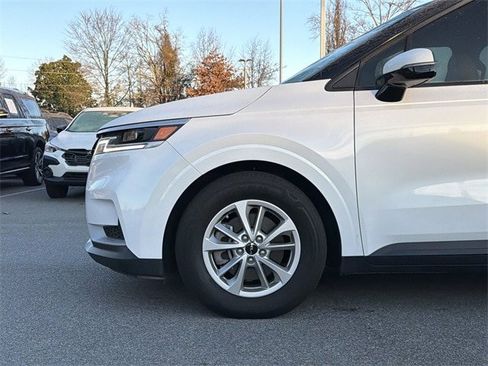 Used 2024 Kia Carnival LX image 6