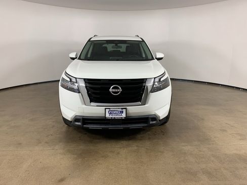 Used 2025 Nissan Pathfinder SV image 3
