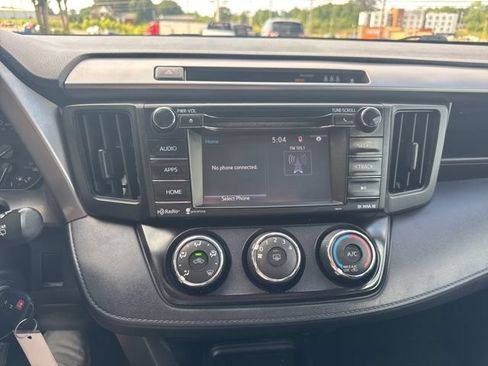 Used 2018 Toyota RAV4 LE FWD image 18