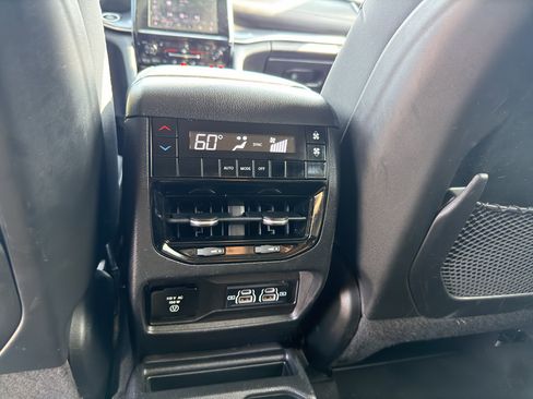 Used 2022 Jeep Grand Cherokee L Laredo w/ Luxury Tech Group I AWD/4WD image 32
