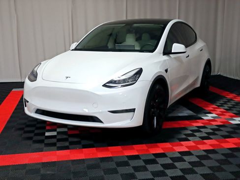 Used 2021 Tesla Model Y Long Range image 2