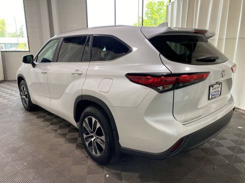 Used 2023 Toyota Highlander XLE AWD/4WD image 5