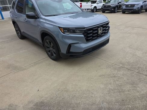 Used 2025 Honda Pilot Sport image 7
