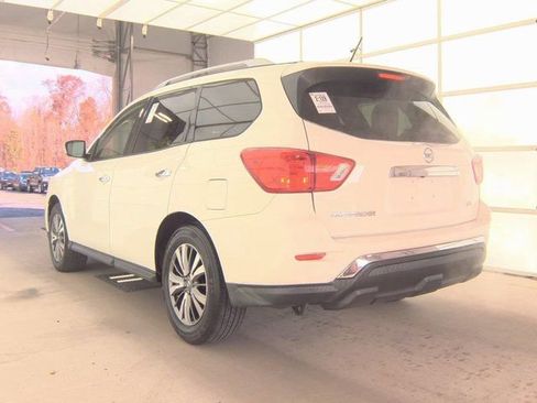 Used 2018 Nissan Pathfinder SV image 4