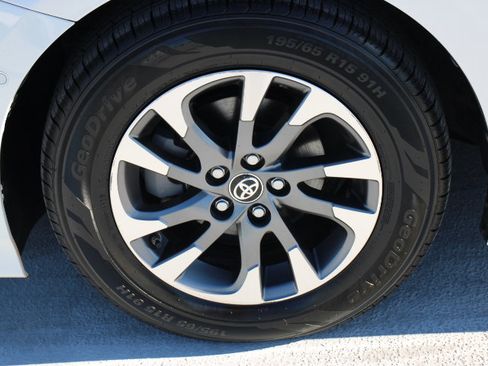 Used 2019 Toyota Prius XLE image 9