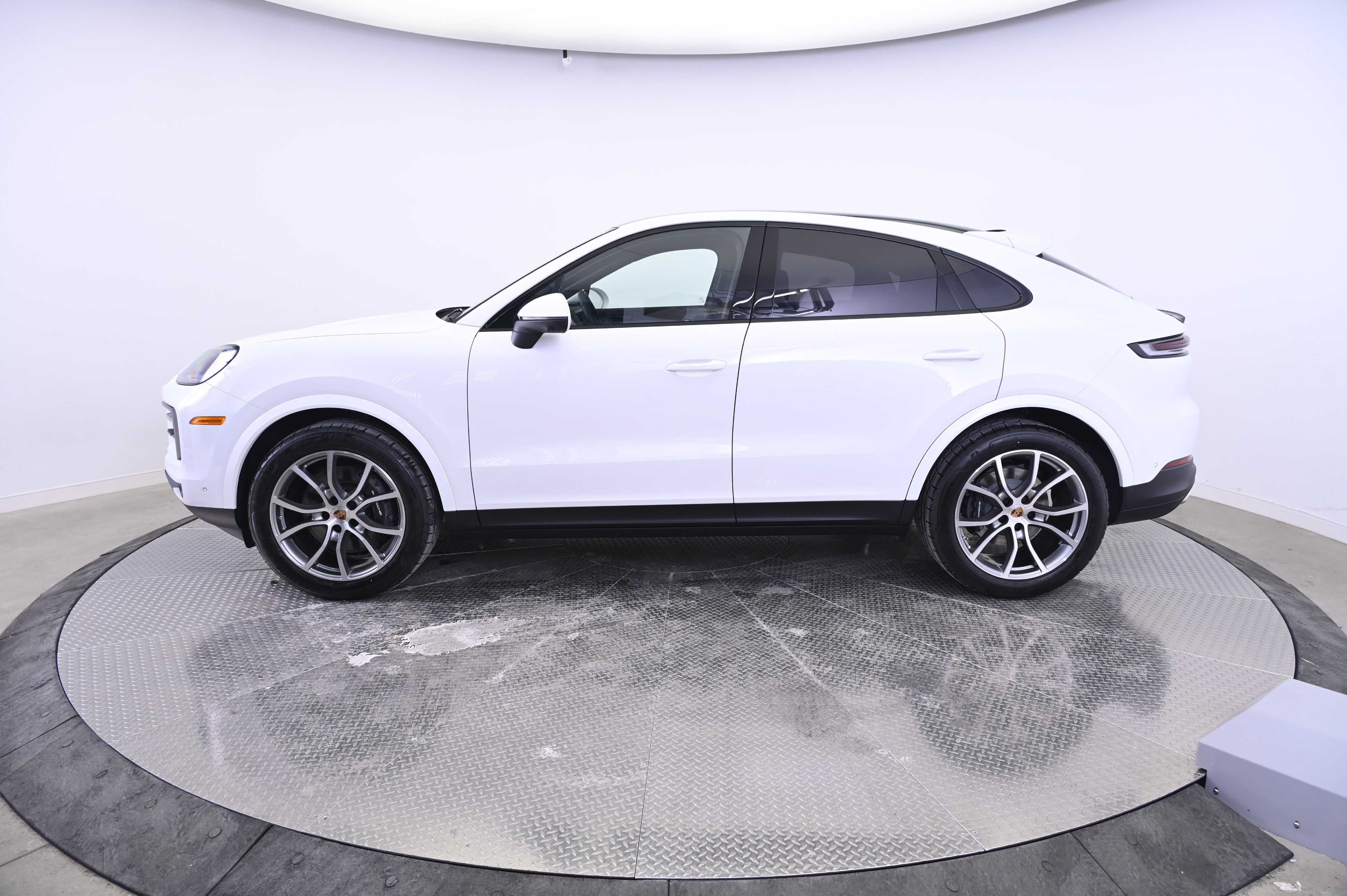 Used 2026 Porsche Cayenne Coupe AWD/4WD image 2