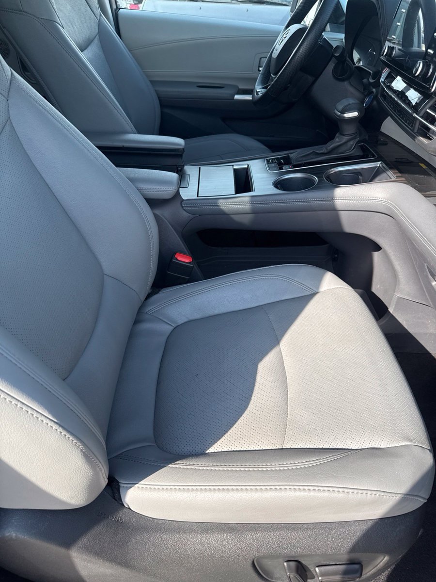 Used 2023 Toyota Sienna Limited FWD image 26