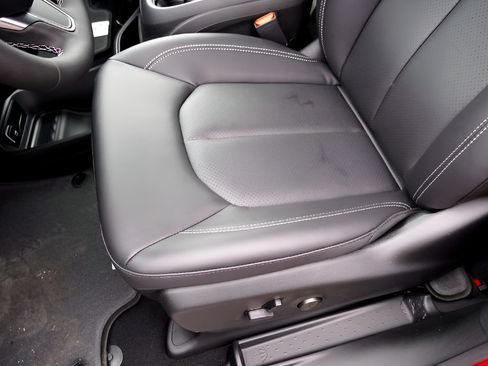 New 2026 Chrysler Pacifica Select FWD image 9