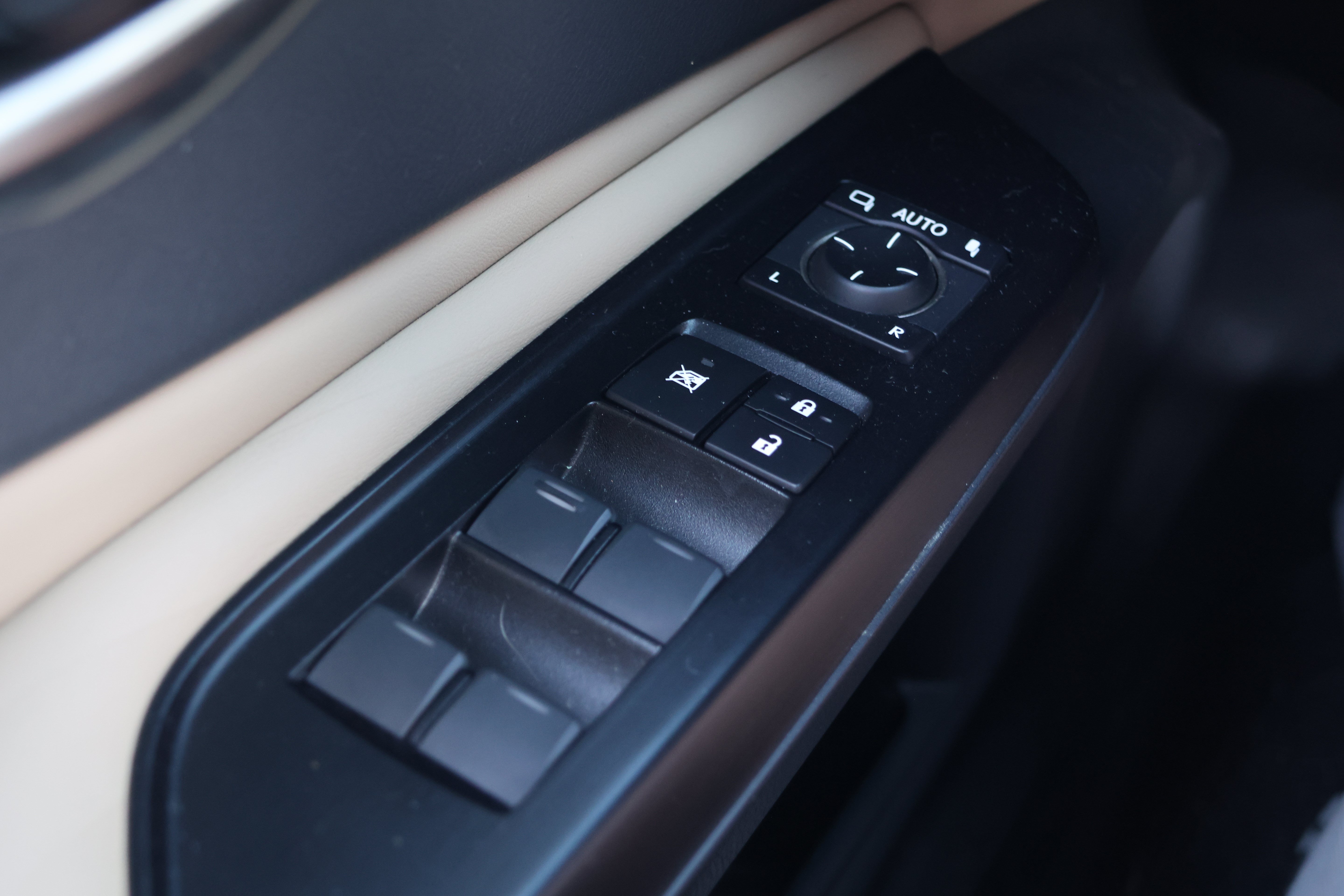 Used 2020 Lexus ES 300h w/ Premium Package FWD image 15