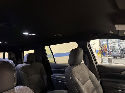 Used 2025 Chevrolet Traverse LT image 38