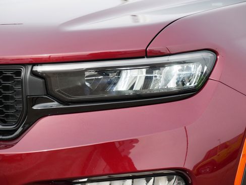 Used 2025 Jeep Grand Cherokee Limited w/ Luxury Tech Group II image 16