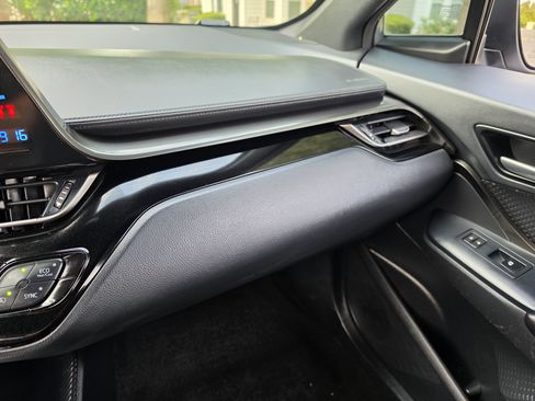 Used 2019 Toyota C-HR LE FWD image 30