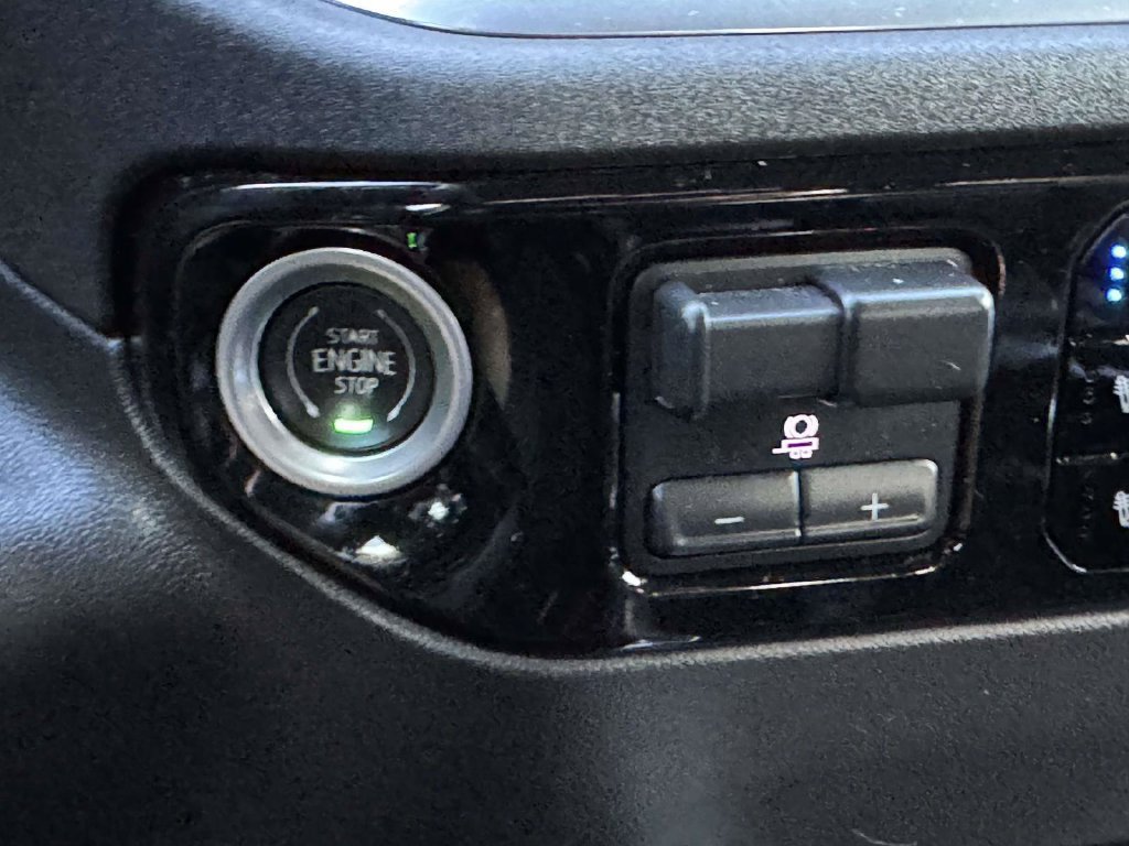 Used 2023 GMC Sierra 1500 SLT w/ SLT Premium Package AWD/4WD image 9