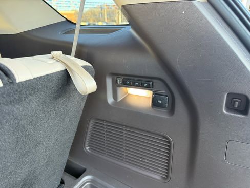 Used 2020 Ford Explorer Platinum w/ Premium Technology Package image 19