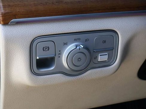 Used 2022 Mercedes-Benz GLS 450 4MATIC image 27