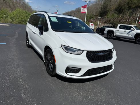 Used 2025 Chrysler Pacifica Limited FWD image 5