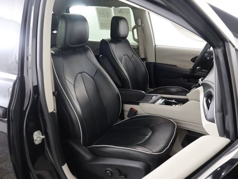 Used 2023 Chrysler Pacifica Limited FWD image 32