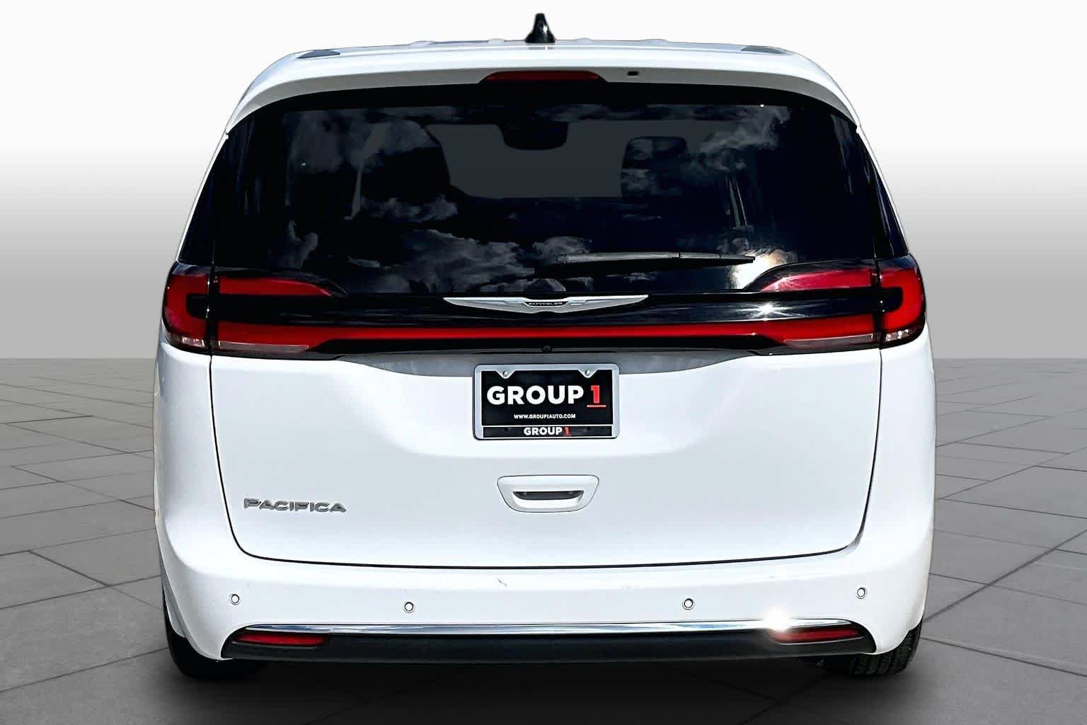 Used 2024 Chrysler Pacifica Touring-L FWD image 5