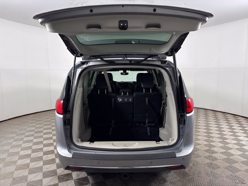 Used 2019 Chrysler Pacifica Touring-L FWD image 25