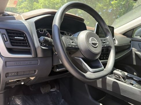 Used 2023 Nissan Rogue S AWD/4WD image 10