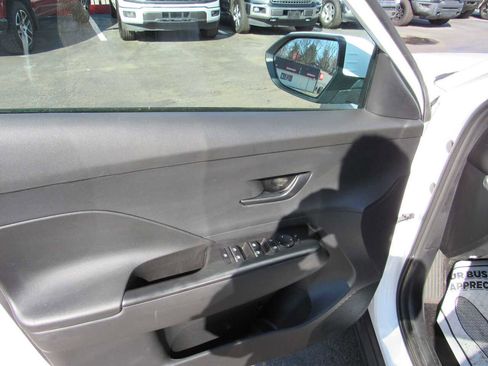 Used 2025 Hyundai Kona SEL image 12