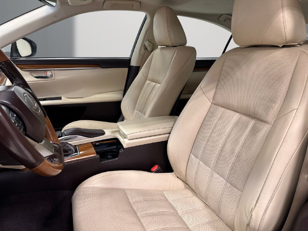 Used 2016 Lexus ES 300h w/ Luxury Package w/Wood Trim FWD image 14