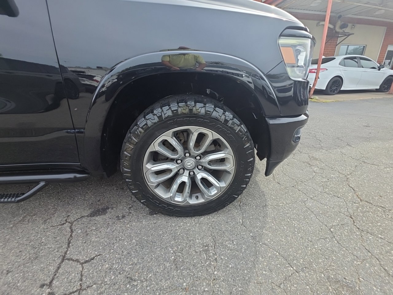 Used 2019 RAM 1500 Laramie AWD/4WD image 9