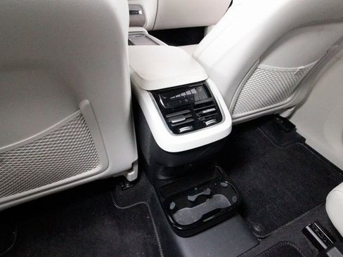 Certified 2024 Volvo XC90 B6 Plus image 25