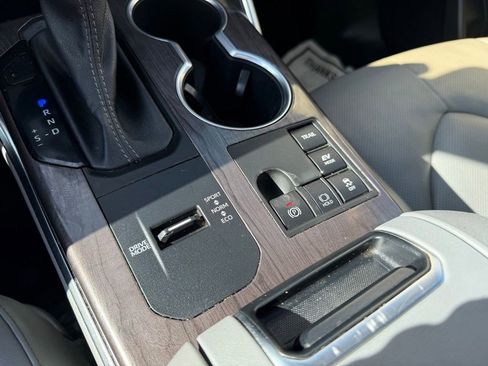 Used 2023 Toyota Highlander Limited image 13