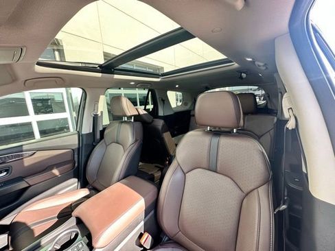 Used 2025 Honda Pilot Elite image 9